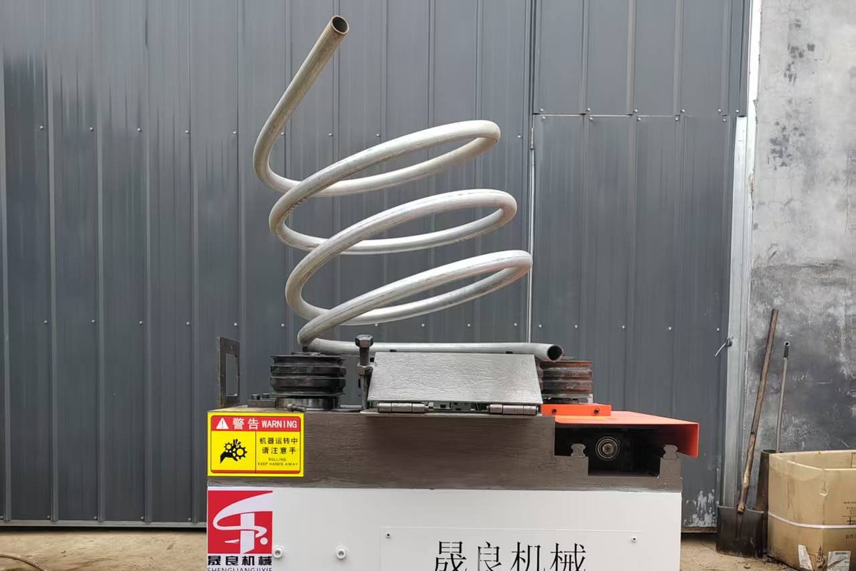 盘圆机设备实拍，机身上方为盘绕成型的螺旋盘管