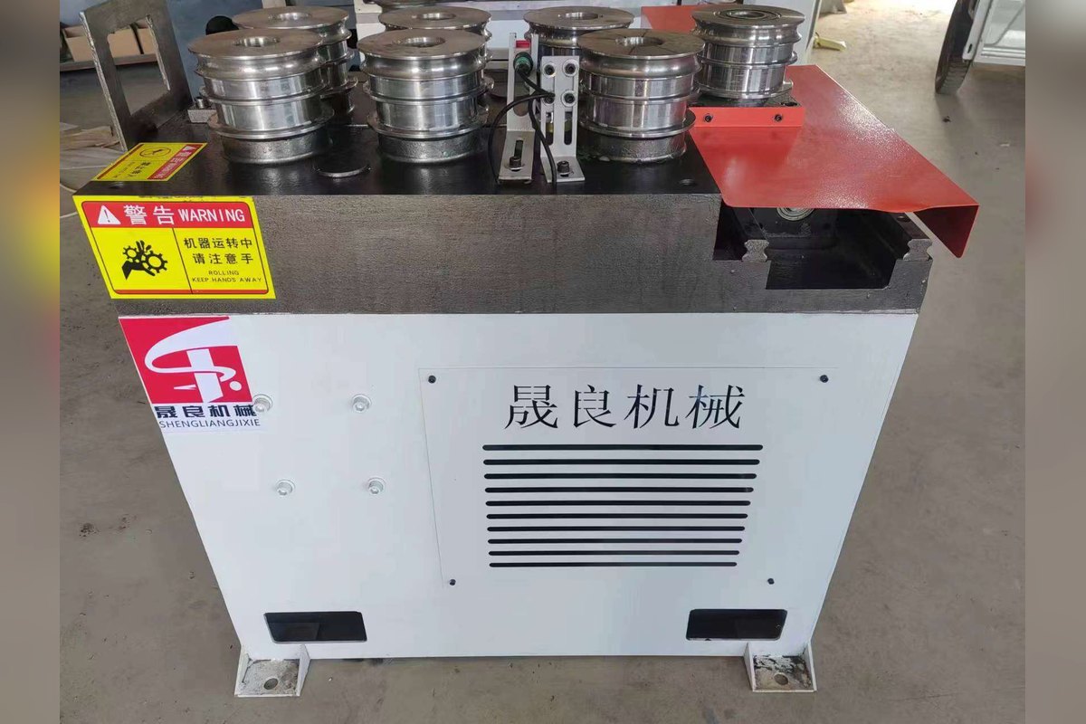 七轮弯管机整机实拍：白机身橙色上梁，七组成型轮模，机身带晟良机械品牌标识