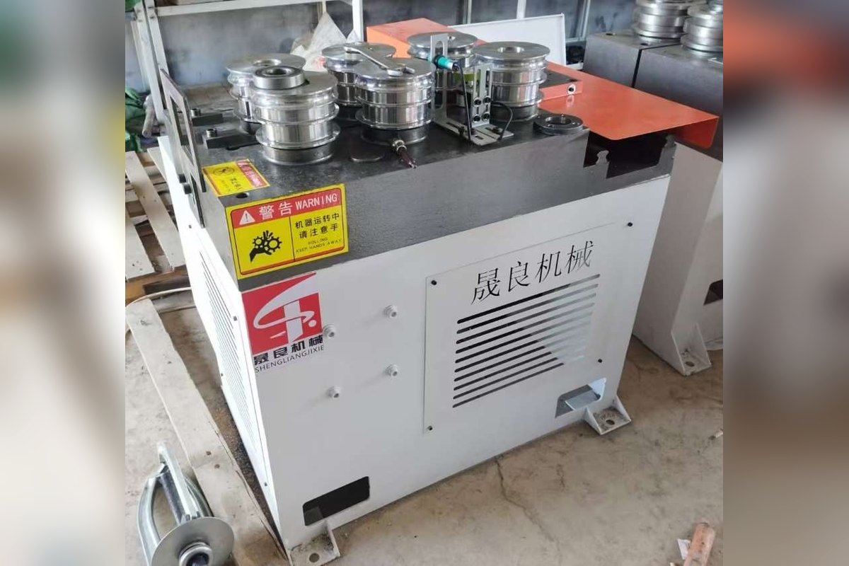 弯管机整机实拍：七轮机型，白机身橙色上梁，机身带晟良机械品牌标识